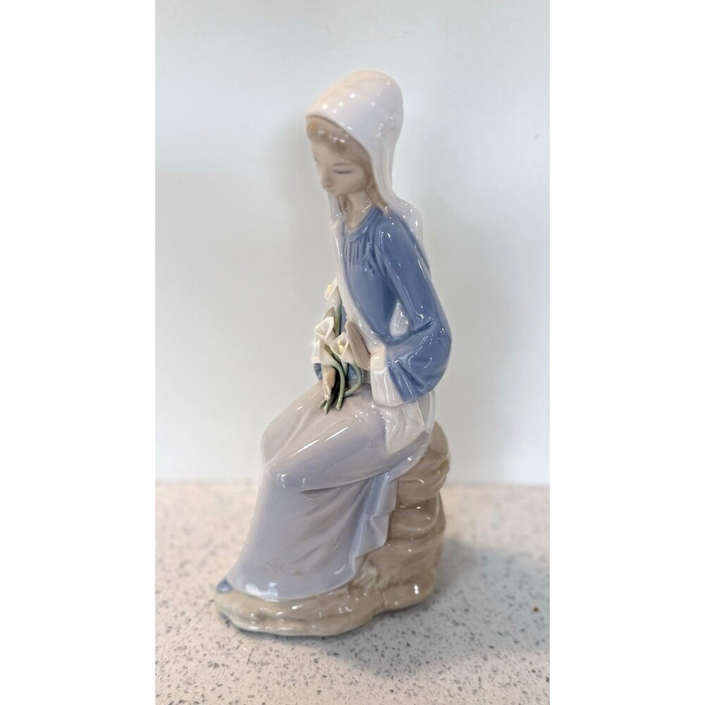 Vintage Lladro Girl Sitting With Calla Lilies Retired Glossy Figurine 90's
